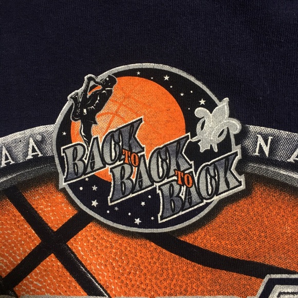 2004 NCAA Champions UConn Huskies T Shirt - Picture 4 of 4